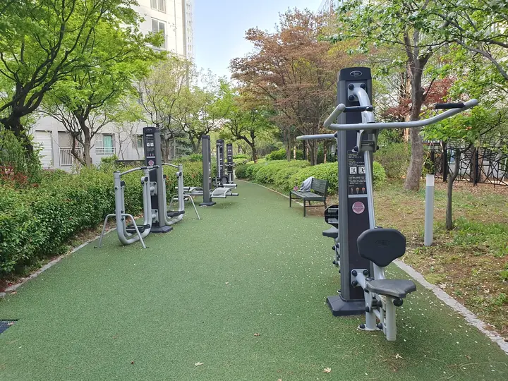 야외 운동기구가 늘어선 산책로