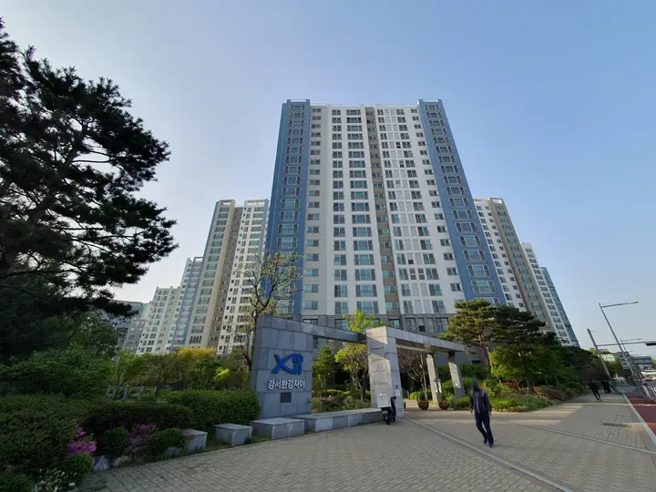 길 건너에서 본 단지 전경