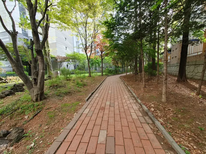 단지 가장자리 벽돌 숲길