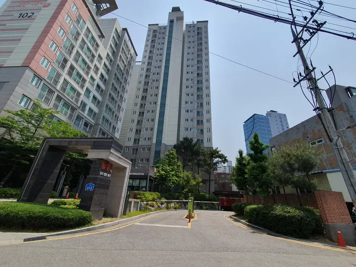 표석이 선 차량 출입구