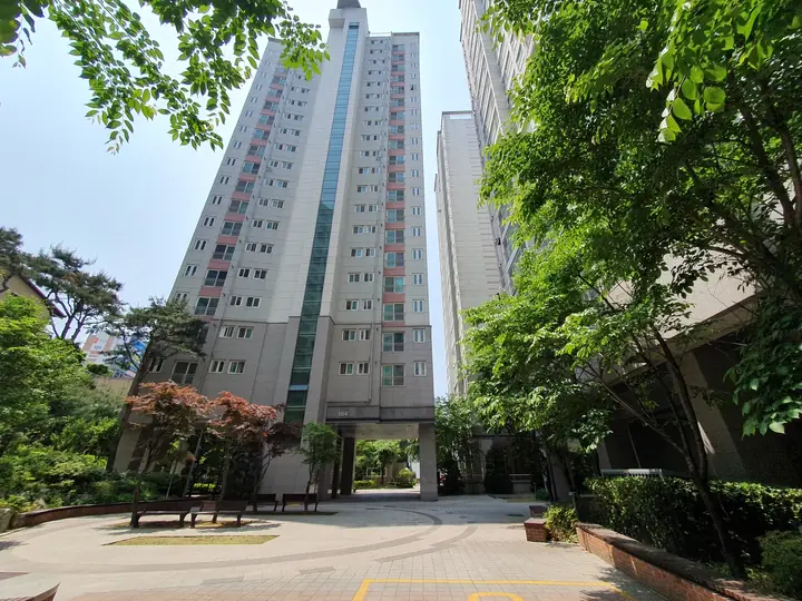 필로티 통로 너머 101동