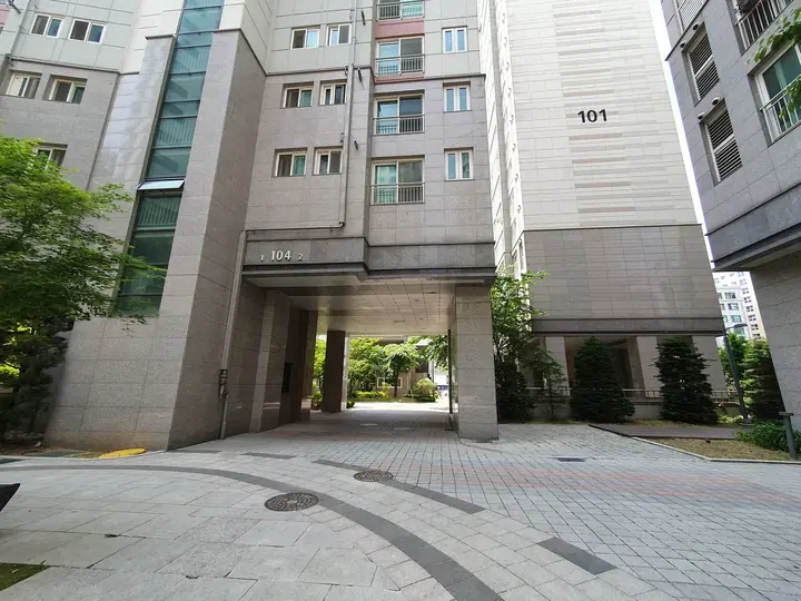 101동 필로티 통로