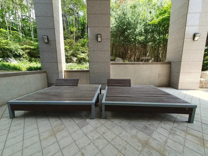 필로티 아래 평상