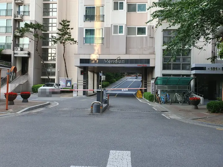 Meridian 게이트가 있는 차량 출입구