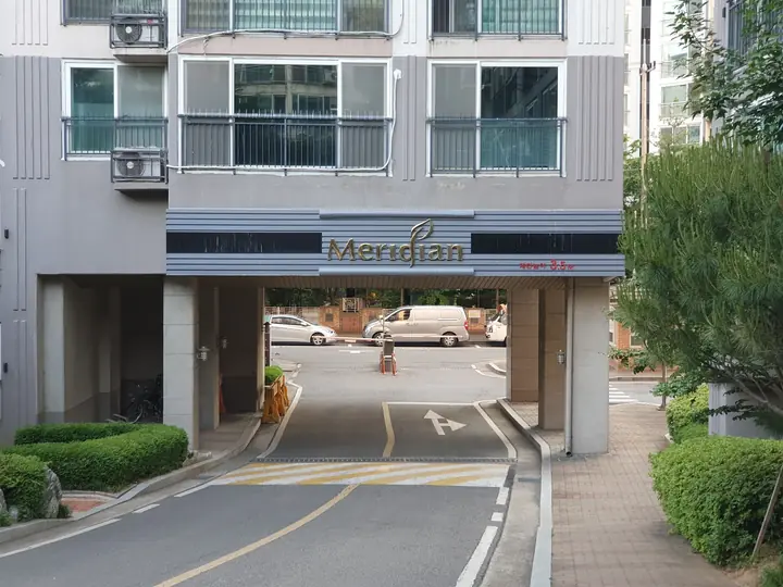 동 아래를 지나는 Meridian 출입구