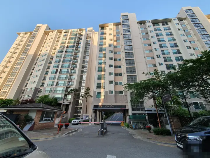 저녁 햇살을 받은 동 전경