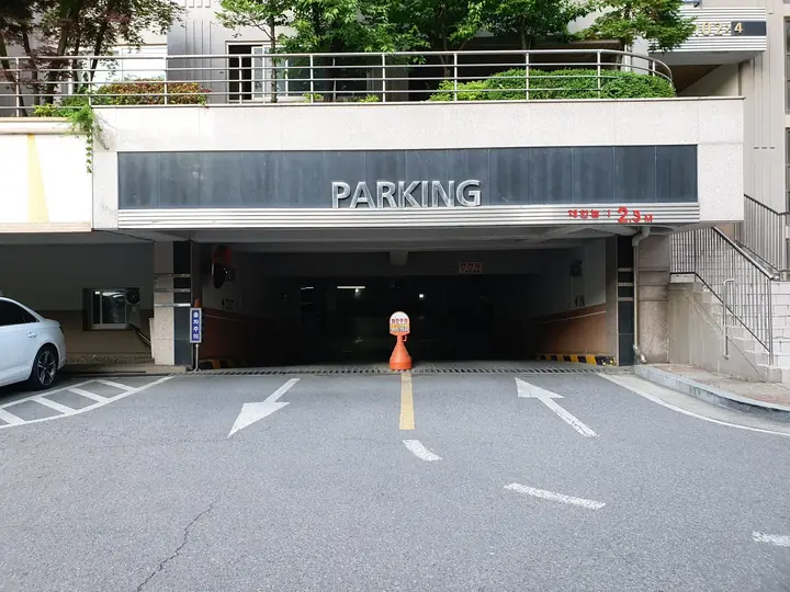 PARKING 간판의 지하주차장 입구