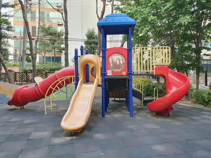 미끄럼틀이 여러 개인 놀이대