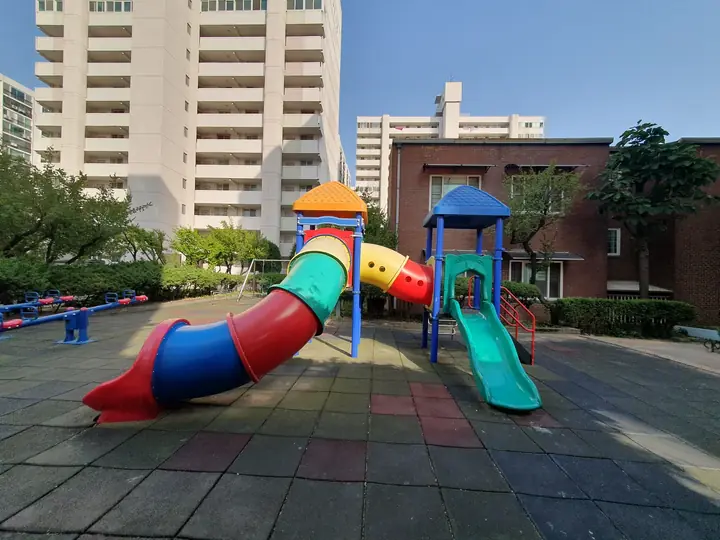 저층 건물 옆 놀이터