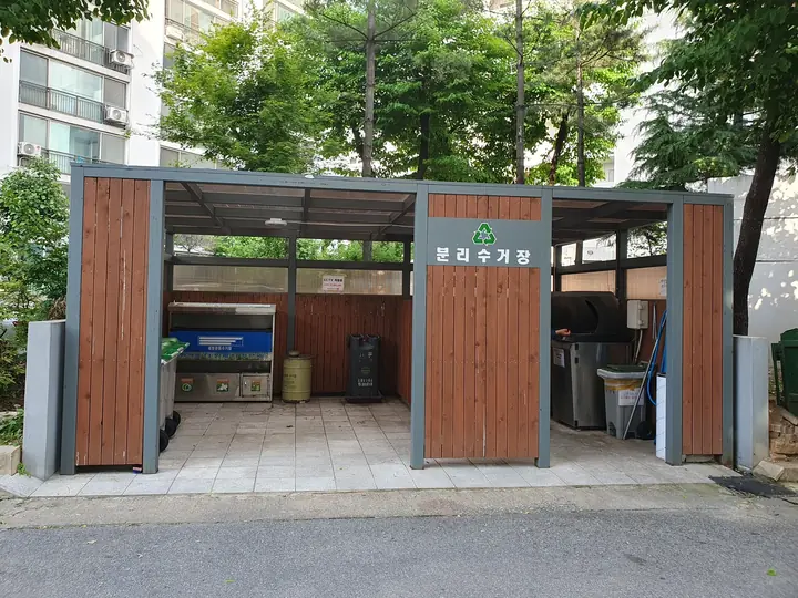 목재로 지은 분리수거장