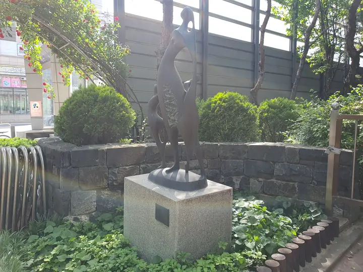 돌담 정원 속 청동 조형물
