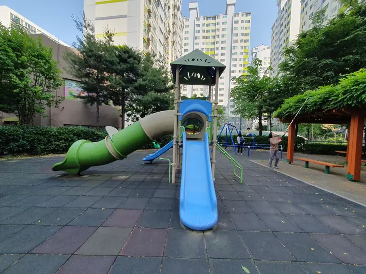 초록 튜브 미끄럼틀 놀이대