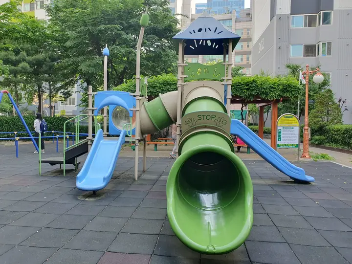 등나무 퍼걸러 옆 놀이터