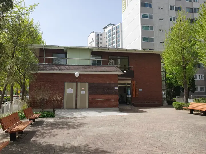 벤치 마당 앞 벽돌 건물