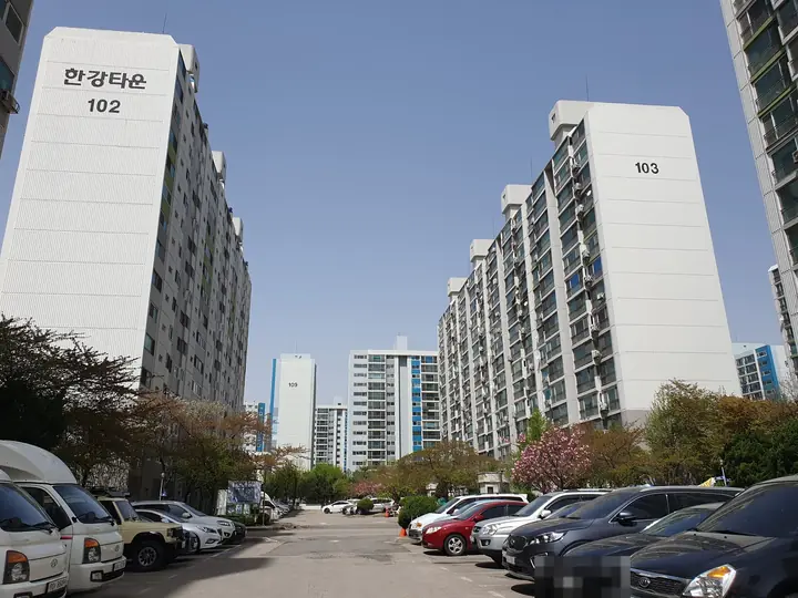 주차장을 따라 늘어선 15층 동