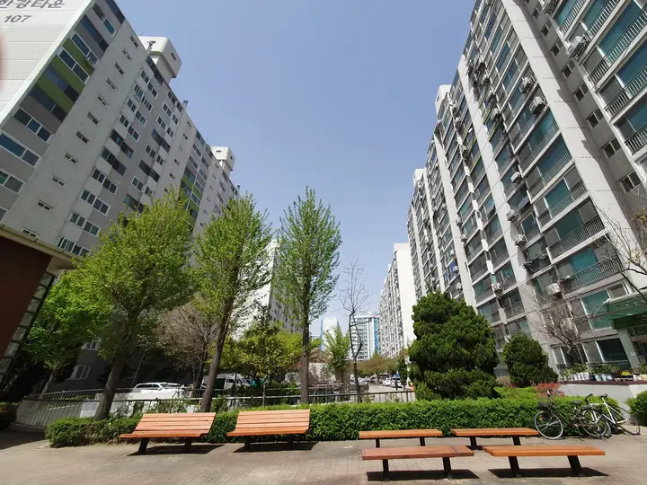 동 사이 벤치 쉼터