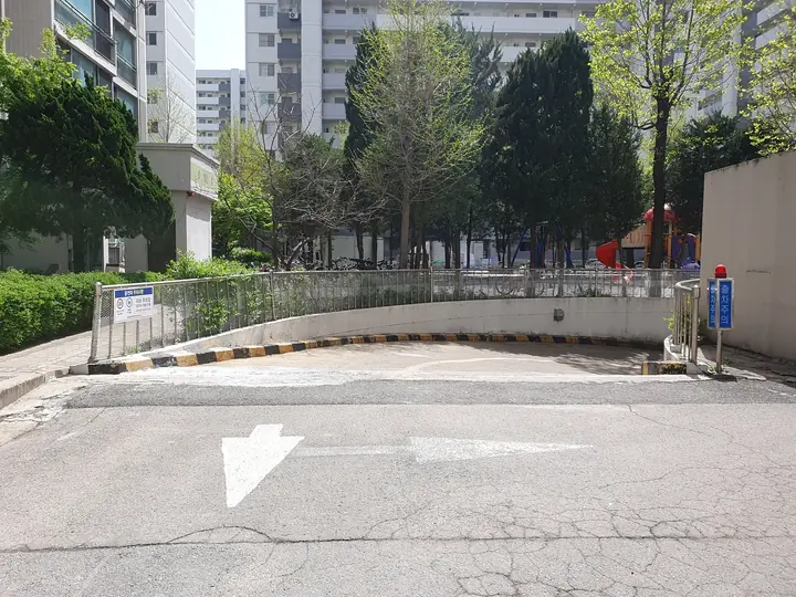 놀이터 옆 지하주차장 입구