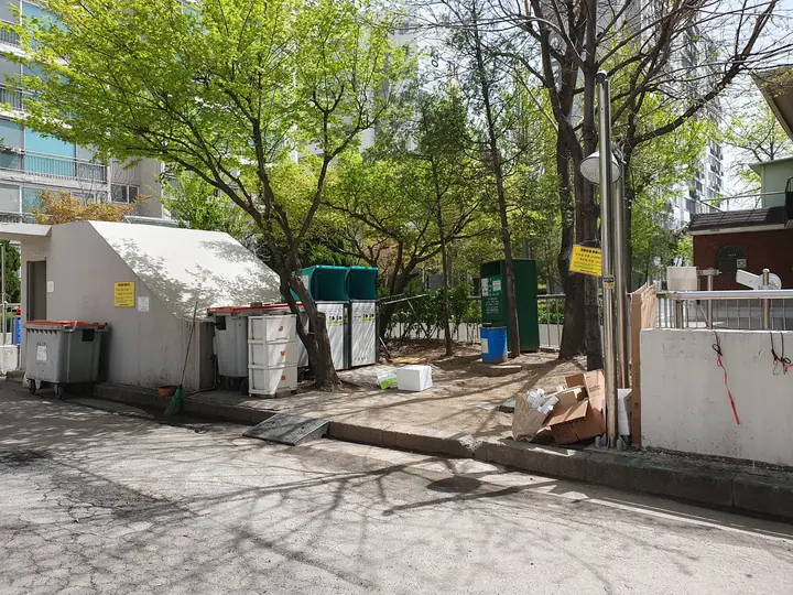 나무 그늘 아래 분리수거장