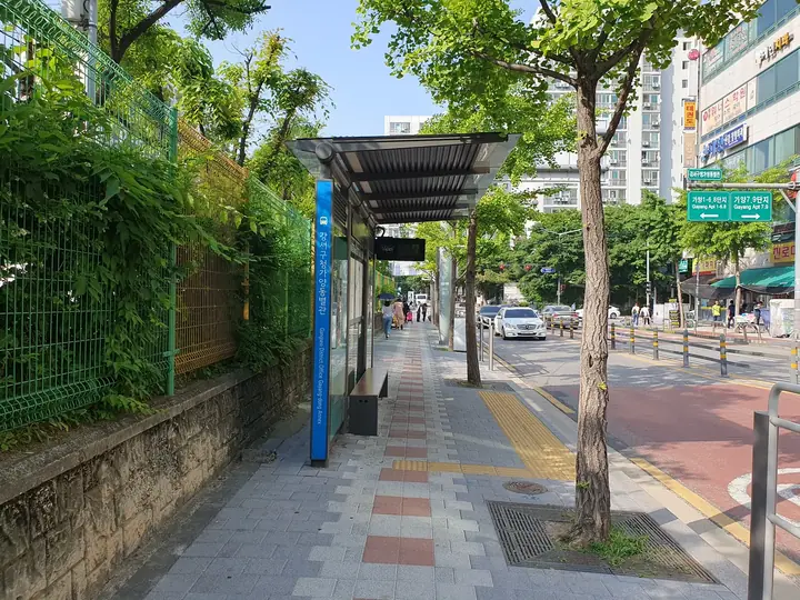 양천로 변 버스 정류장