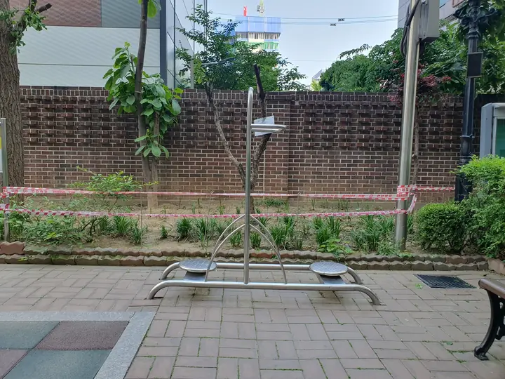 담장 앞 운동기구