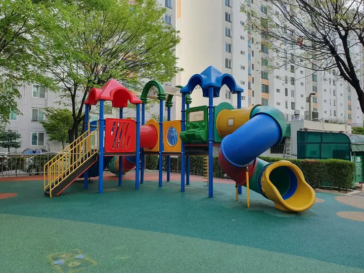 동 사이 알록달록한 놀이터