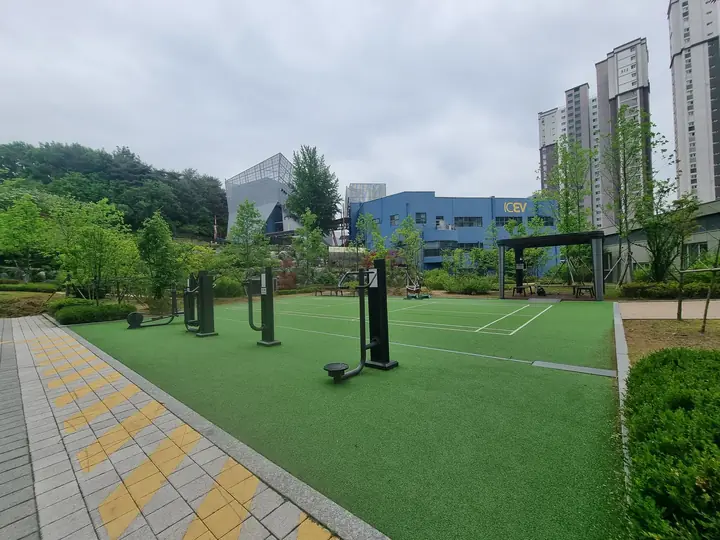배드민턴장 옆 운동기구