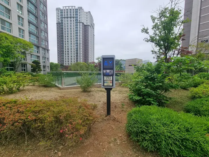 관목과 나무가 어우러진 동 사이 정원