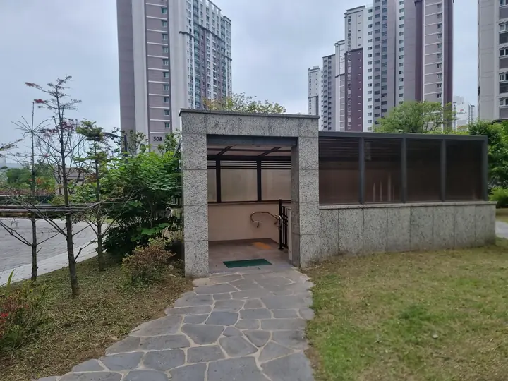 지하주차장으로 이어지는 보행 출입구