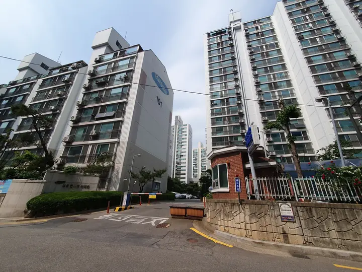삼성 로고가 걸린 동과 경비실 진입로