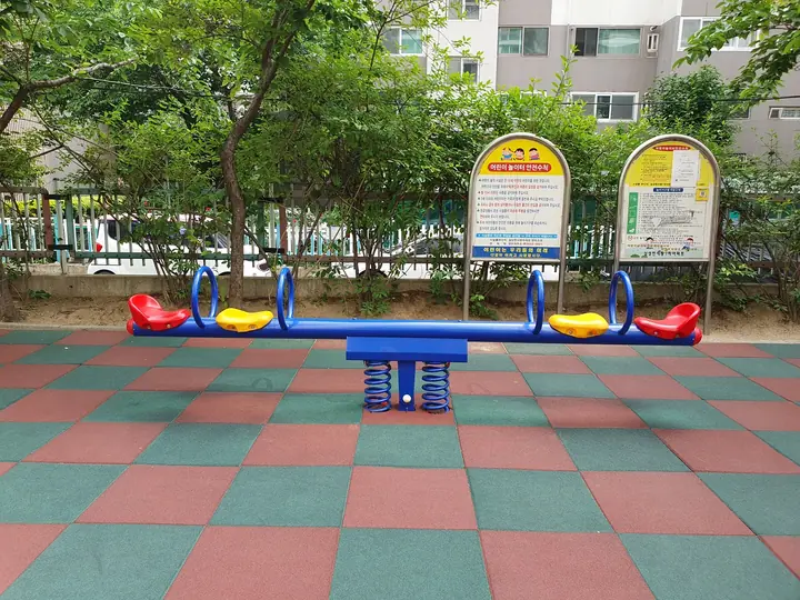 무지개색 시소