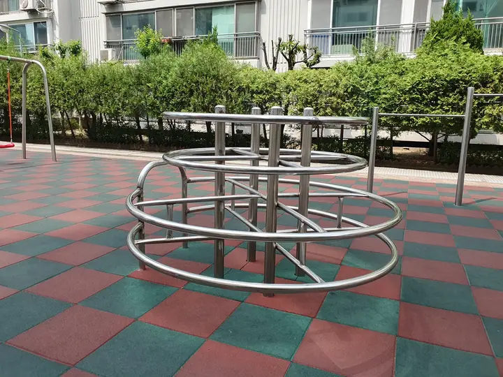 은색 회전 놀이기구