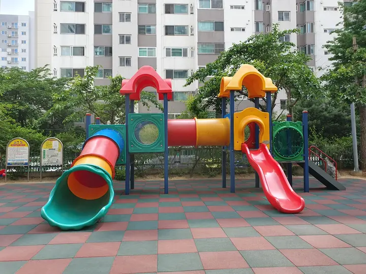 터널과 미끄럼틀이 이어진 놀이대