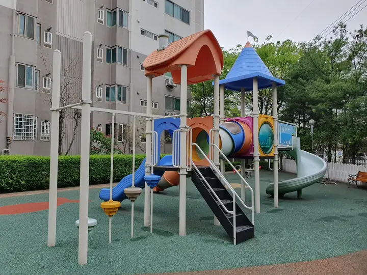 파란 지붕과 주황 지붕의 놀이대