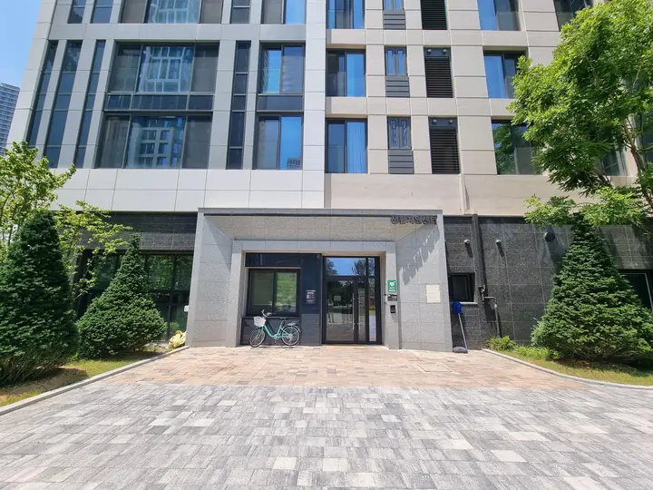 화단이 있는 동 출입구