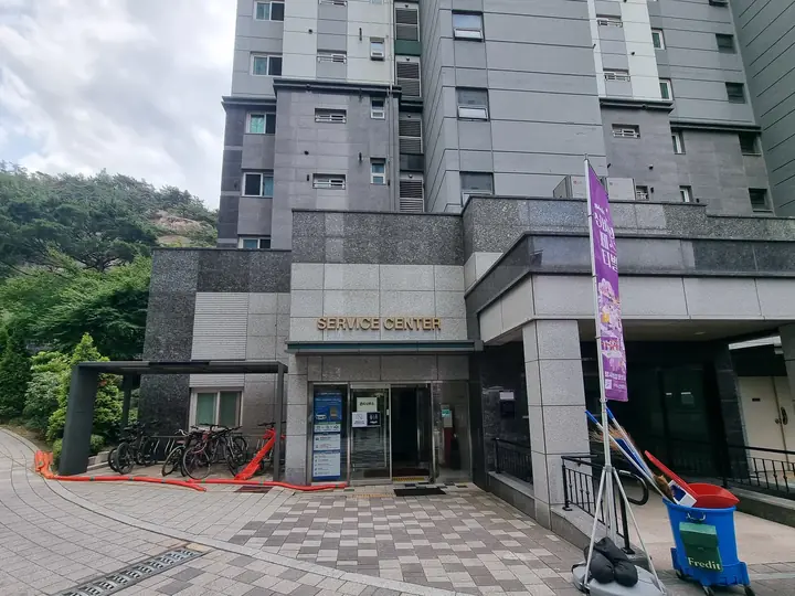 관리사무소 SERVICE CENTER 출입구
