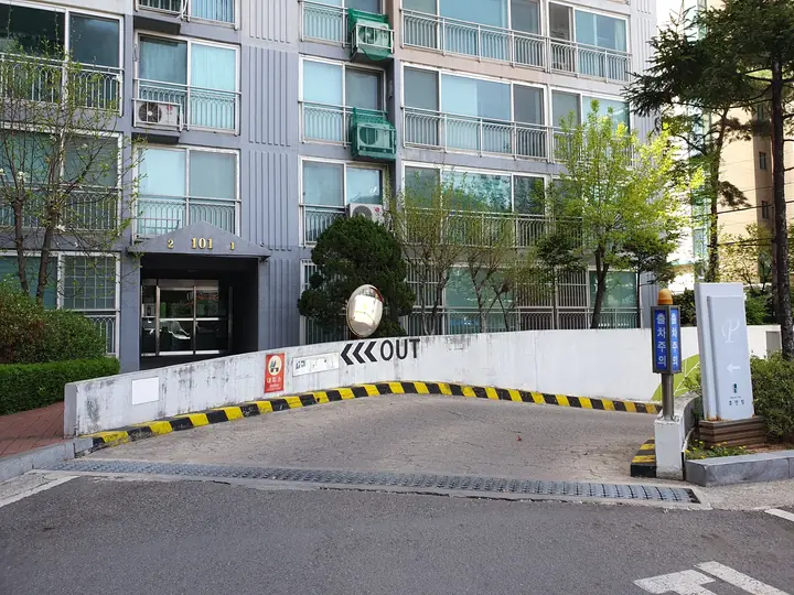 동 앞 지하주차장 출구