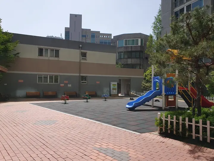 벽돌 마당 옆 놀이터