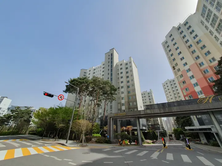 교차로에서 본 정문과 동