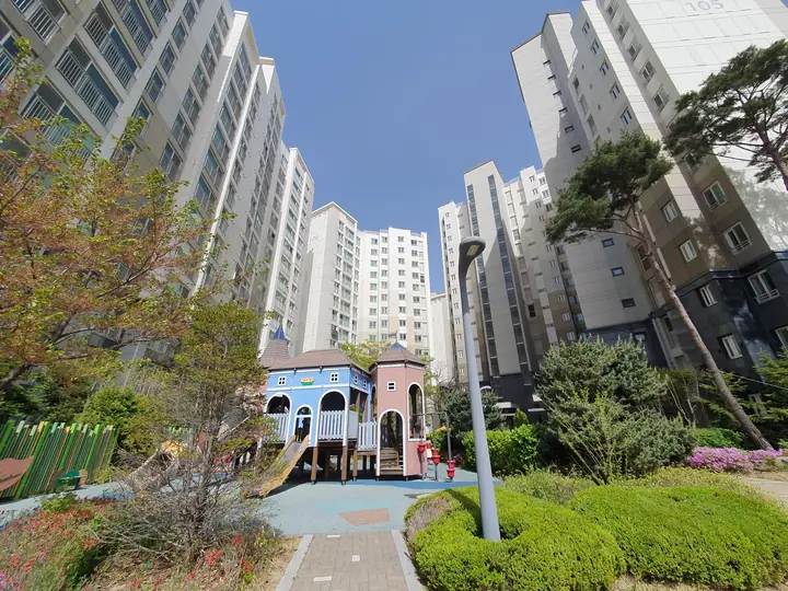 놀이터를 둘러싼 동 전경
