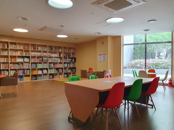 창가 쪽 열람 공간
