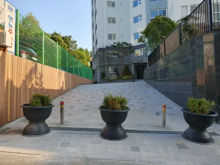 화분이 놓인 보행 진입로
