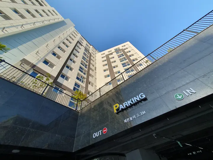 PARKING 간판이 붙은 지하주차장 입구