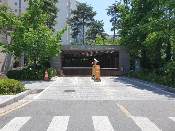 차단기가 있는 지하주차장 입구