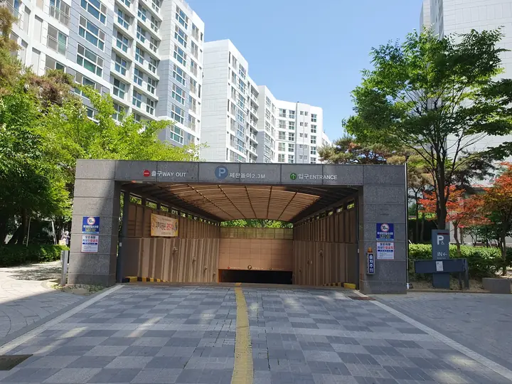 목재 마감의 지하주차장 입구