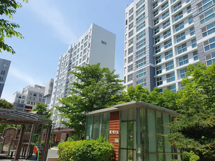 유리 계단실과 301동