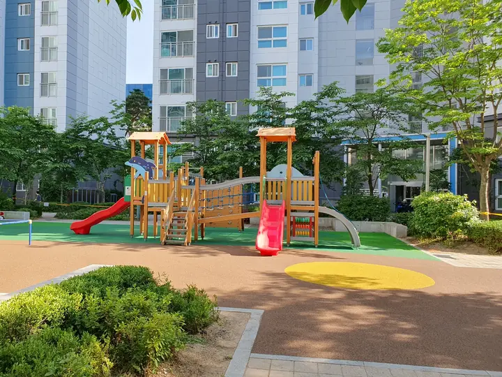 미끄럼틀이 이어진 목재 놀이대