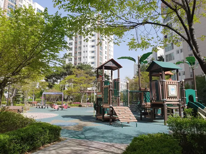 숲 사이 놀이터