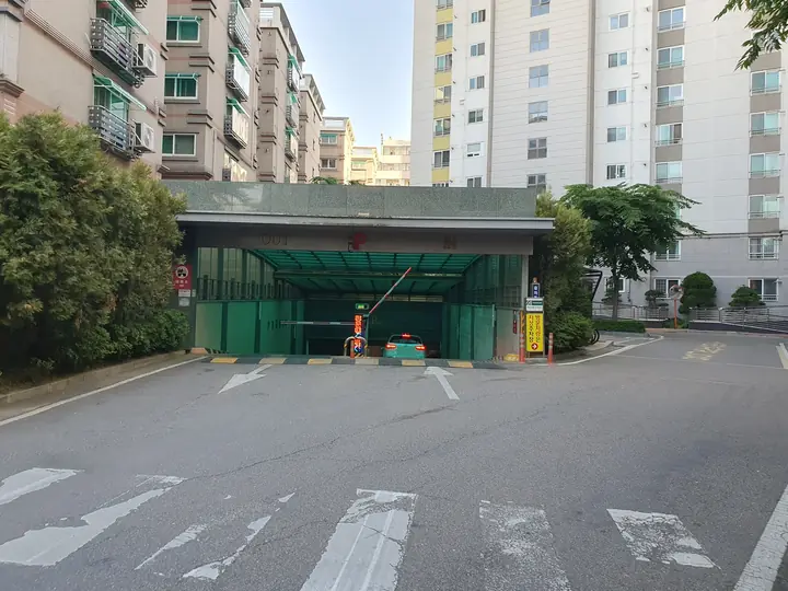 지하주차장 진입로