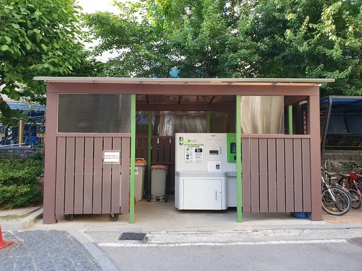 음식물 수거기가 있는 분리수거장