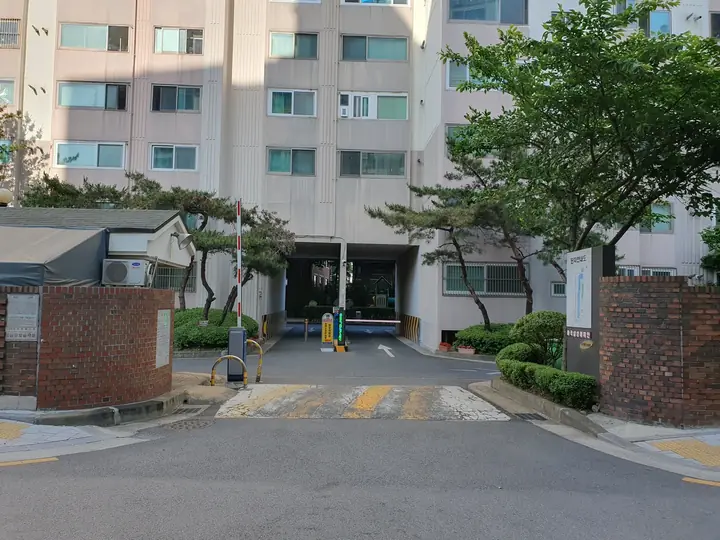 경비실과 차단기가 선 정문